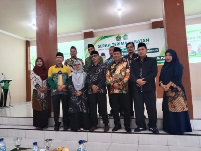 The handover of the Head of Madrasah MAN 1 Cilegon Coincided with Heroes’ Day