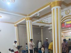 Bhabinkamtibmas Kel. Rawaarum Berkunjung Silaturahmi Pada Saat Pelaksanaan Sholat Isya dan Sholat Taraweh