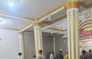 Bhabinkamtibmas Kel. Rawaarum Berkunjung Silaturahmi Pada Saat Pelaksanaan Sholat Isya dan Sholat Taraweh