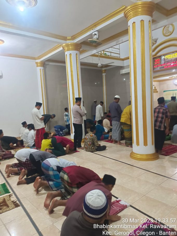 Bhabinkamtibmas Kel. Rawaarum Berkunjung Silaturahmi Pada Saat Pelaksanaan Sholat Isya dan Sholat Taraweh