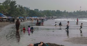 WISATAWAN MEMBELUDAK, OBJEK WISATA PANTAI ANYER DITUTUP SEMENTARA WAKTU