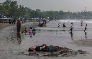 WISATAWAN MEMBELUDAK, OBJEK WISATA PANTAI ANYER DITUTUP SEMENTARA WAKTU
