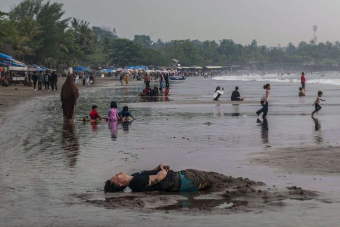 WISATAWAN MEMBELUDAK, OBJEK WISATA PANTAI ANYER DITUTUP SEMENTARA WAKTU