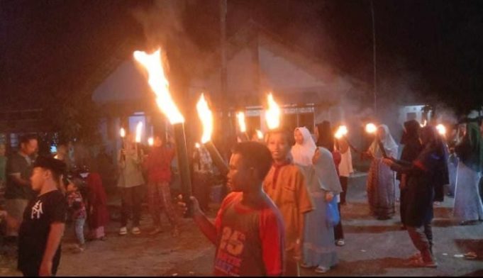 LINK TEMIANG MENGADAKAN PAWAI OBOR DAN GEMA TAKBIRAN 1 SYAWAL 1444 H