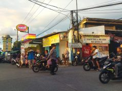KARANG TARUNA KELURAHAN WARNASARI MENYIAPKAN SEJUMLAH ANGGOTA UNTUK MENGAMANKAN DAN MENTERTIBKAN PEREMPATAN JALAN WARNASARI