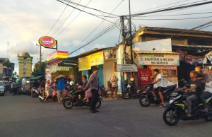 KARANG TARUNA KELURAHAN WARNASARI MENYIAPKAN SEJUMLAH ANGGOTA UNTUK MENGAMANKAN DAN MENTERTIBKAN PEREMPATAN JALAN WARNASARI