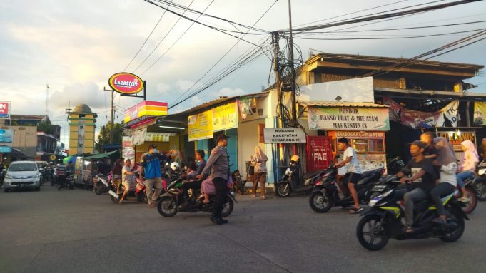 KARANG TARUNA KELURAHAN WARNASARI MENYIAPKAN SEJUMLAH ANGGOTA UNTUK MENGAMANKAN DAN MENTERTIBKAN PEREMPATAN JALAN WARNASARI