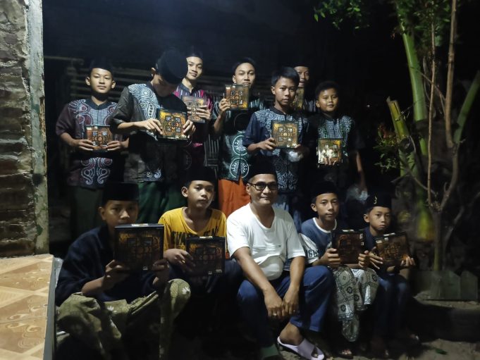 I’TIKAF DAN MEMBACA AL-QUR’AN GENERASI Z DI LINK MASJID AL FATTAH. PINTU AIR KEL. KEC KUBANGSARI. CIWANDAN