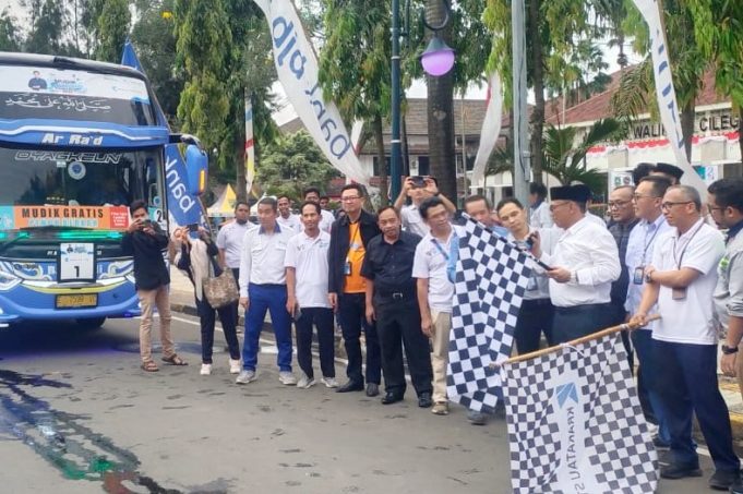 HELLDY AGUSTIAN LAUNCHED 25 FREE HOMECOMING BUSES FOR 1,202 TRAVELERS.