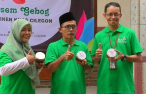 “Revolutionizing Traditional Rabeg Cuisine: The Viral Sensation of ‘KULE’ Asem Gebog Transformed into Packaged Delights with PLN’s Support”