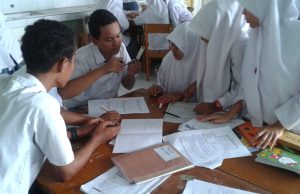 Artikel: PENERAPAN MODEL PROBLEM BASED LEARNING (PBL) BERBANTUAN LKPD UNTUK MENINGKATKAN KEMAMPUAN LITERASI SAINS SISWA KELAS XII PADA MATERI GELOMBANG ELEKTROMAGNETIK, Oleh : Mumamad Taufiqurrohim Syah, S.Pd