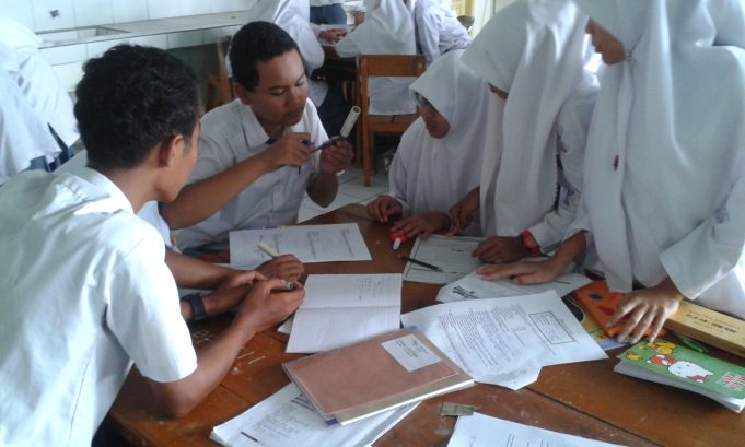 Artikel: PENERAPAN MODEL PROBLEM BASED LEARNING (PBL) BERBANTUAN LKPD UNTUK MENINGKATKAN KEMAMPUAN LITERASI SAINS SISWA KELAS XII PADA MATERI GELOMBANG ELEKTROMAGNETIK, Oleh : Mumamad Taufiqurrohim Syah, S.Pd