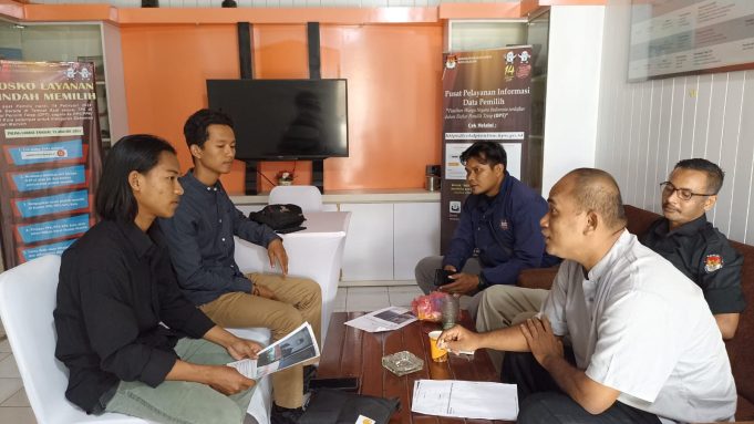 Al-Khairiyah Youth Association Gathering for a Meeting with KPU Cilegon