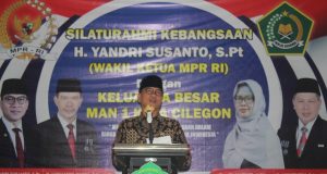 “Yandri Susanto’s Heartwarming Visit to MAN 1 Cilegon: Fostering Unity and Celebrating Student Excellence”