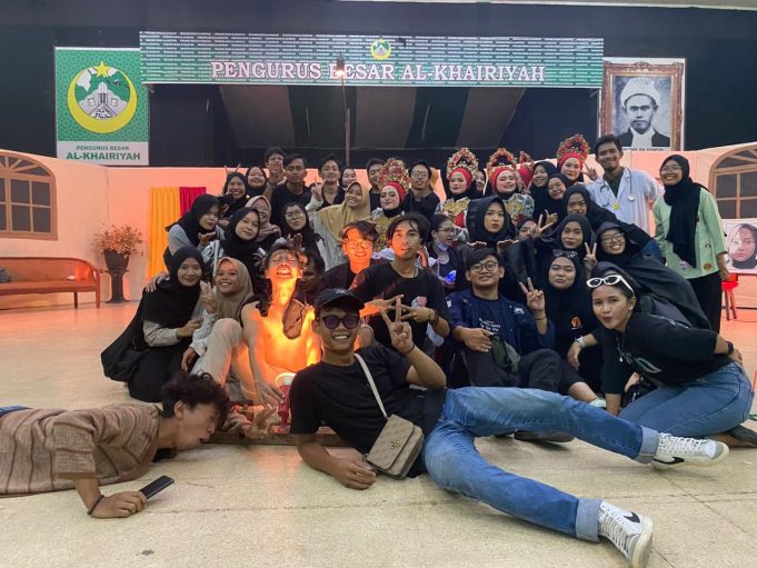 “Pertunjukan Teater Malam Inagurasi Sebawon Universitas Al-Khairiyah Memukau Penonton”