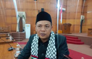 Isra Mi’raj, Chairman of Cilegon City DPRD, Wears Scarf with Palestinian Flag Motif