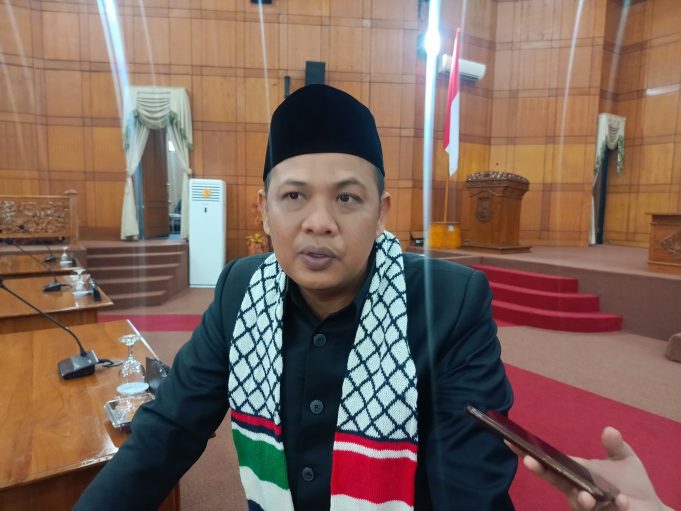 Isra Mi’raj, Chairman of Cilegon City DPRD, Wears Scarf with Palestinian Flag Motif