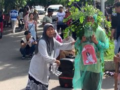 Drama Pohon Tertusuk Paku: Teater Wonk Kite Serukan “Stop Pasang Baliho di Pohon”