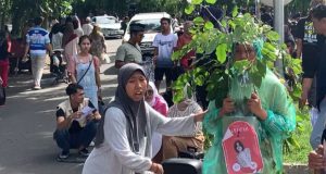 Drama Pohon Tertusuk Paku: Teater Wonk Kite Serukan “Stop Pasang Baliho di Pohon”