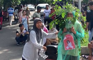 Drama Pohon Tertusuk Paku: Teater Wonk Kite Serukan “Stop Pasang Baliho di Pohon”