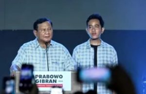 Selebrasi Kemenangan Prabowo Subianto-Gibran Rakabumi Kompak Memakai Kemeja Kotak-Kotak Biru