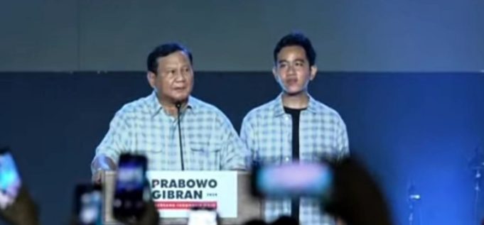 Selebrasi Kemenangan Prabowo Subianto-Gibran Rakabumi Kompak Memakai Kemeja Kotak-Kotak Biru