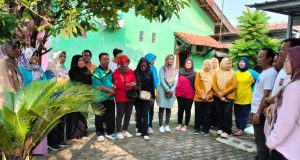 Giat Jumat Bersih dan Sosialisasi Pencegahan DBD di Kelurahan Rawaarum