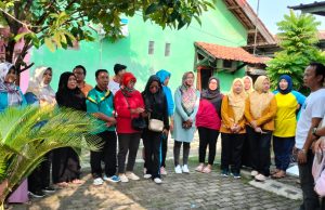 Giat Jumat Bersih dan Sosialisasi Pencegahan DBD di Kelurahan Rawaarum