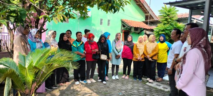 Giat Jumat Bersih dan Sosialisasi Pencegahan DBD di Kelurahan Rawaarum