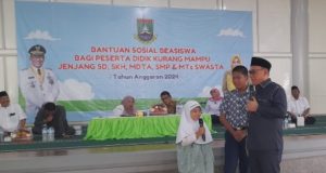 Walikota Cilegon, Helldy Agustian, berdialog dengan siswa penerima beasiswa pra sejahtera