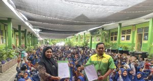 RATUSAN SISWA MTs N 2 KOTA CILEGON ANTUSIAS KUMPULKAN MINYAK JELANTAH