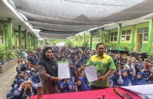 RATUSAN SISWA MTs N 2 KOTA CILEGON ANTUSIAS KUMPULKAN MINYAK JELANTAH