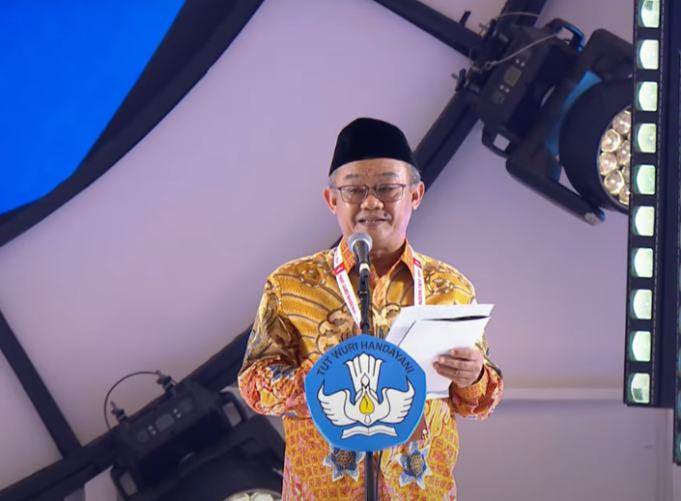 Laporan Menteri Abdul MTI: Kebijakan Baru untuk Guru di Puncak Hari Guru Nasional 2024