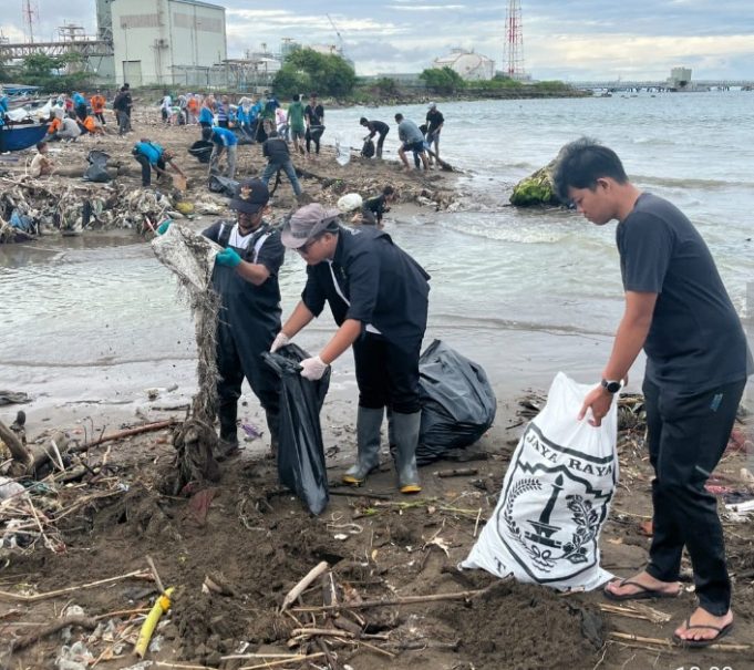 Hari Bersih Nasional: Bank Sampah Menderma Gelar Aksi Serentak di Pantai Lelean
