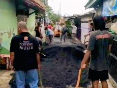 Warga RW 06 Rawa Arum Kompak Gelar Gotong Royong Pengaspalan Jalan Solor