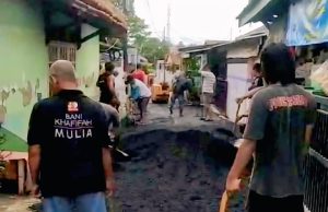 Warga RW 06 Rawa Arum Kompak Gelar Gotong Royong Pengaspalan Jalan Solor