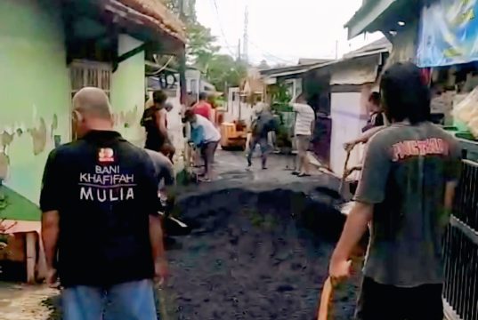 Warga RW 06 Rawa Arum Kompak Gelar Gotong Royong Pengaspalan Jalan Solor
