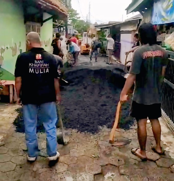 Warga RW 06 Rawa Arum Kompak Gelar Gotong Royong Pengaspalan Jalan Solor