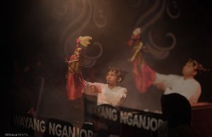 Collaborative Wayang Performance “Oemoen with Sepoetjoek Soeratnja” by Wayang Nganjor Indonesia