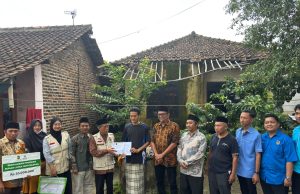 KNPI Citangkil and Cilegon City Council Support Baznas in Housing Aid Distribution