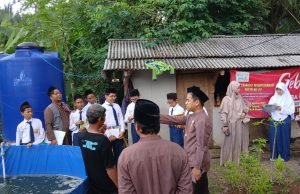 SMPIT Insantama Cilegon Gelar LMT 3, Siswa Lakukan Analisis SWOT di Desa Sukadalem